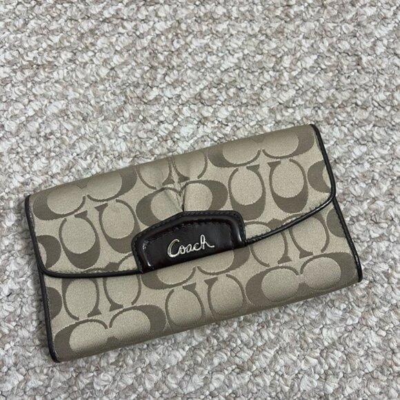 Coach Ashley Signature Jacquard Tri-fold Full Sized Wallet - Picture 1 of 3